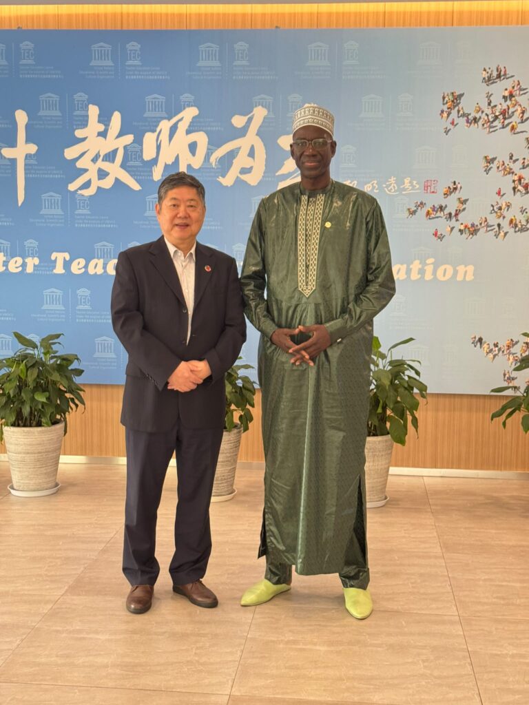 Mamadou avec le professeur Zhang Minxuan